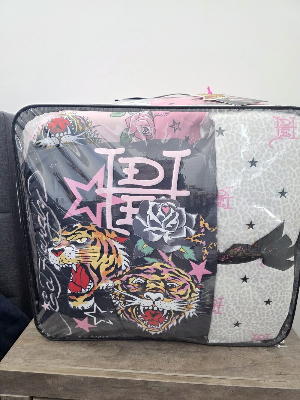 Ed Hardy KING 8 Piece Pink Reversible Comforter Bedding Set - Picture 6 of 9